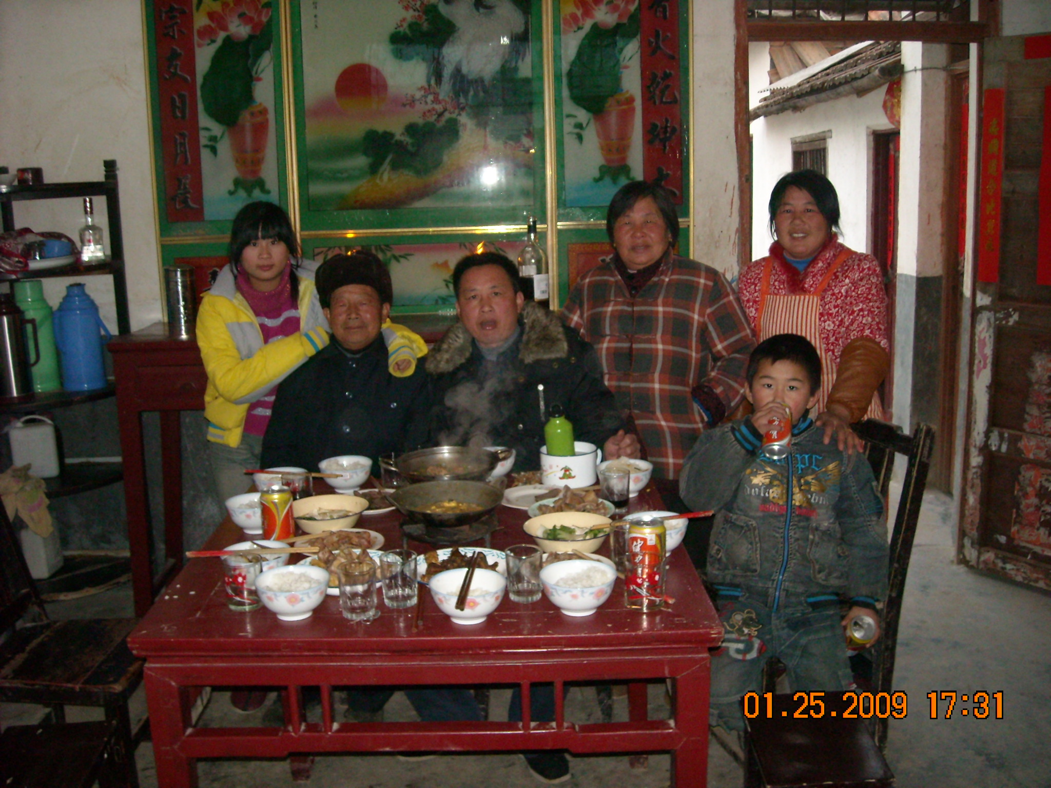 大年三十道生弟弟汪道友家正在吃年夜饭左起：汪小玉侄女、爸爸汪家银、道友弟弟、妈妈戈维秀、弟媳孙先芳、