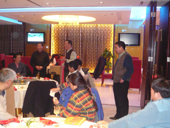 汪江淮名誉会长与汪承兴执行会长在会上发言