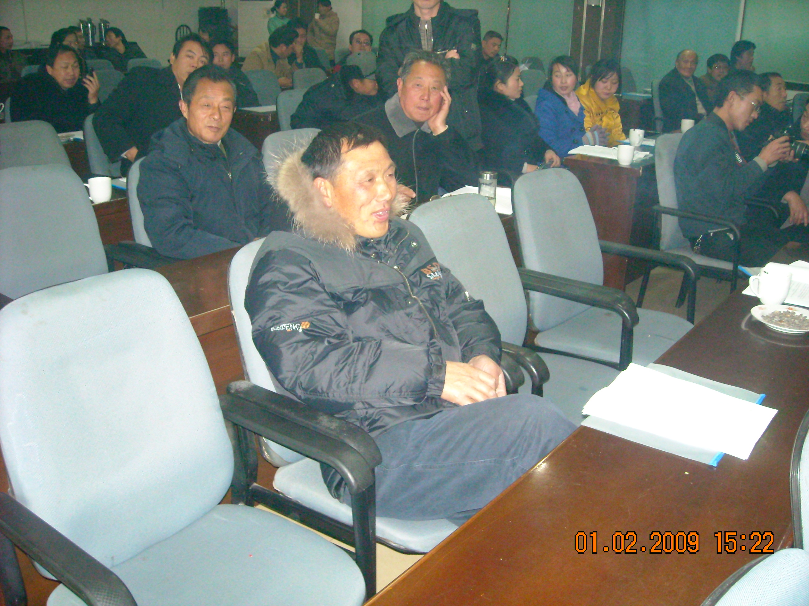 日新本家在大会现场、后右是金寨越国堂会长汪光福先、左是汪立品先生