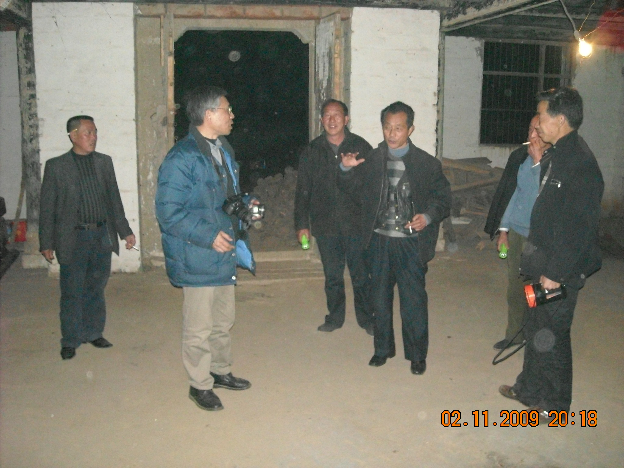 大湾汪家祠堂灯火一片辉煌、鞭炮声、烟花映红汪家大湾