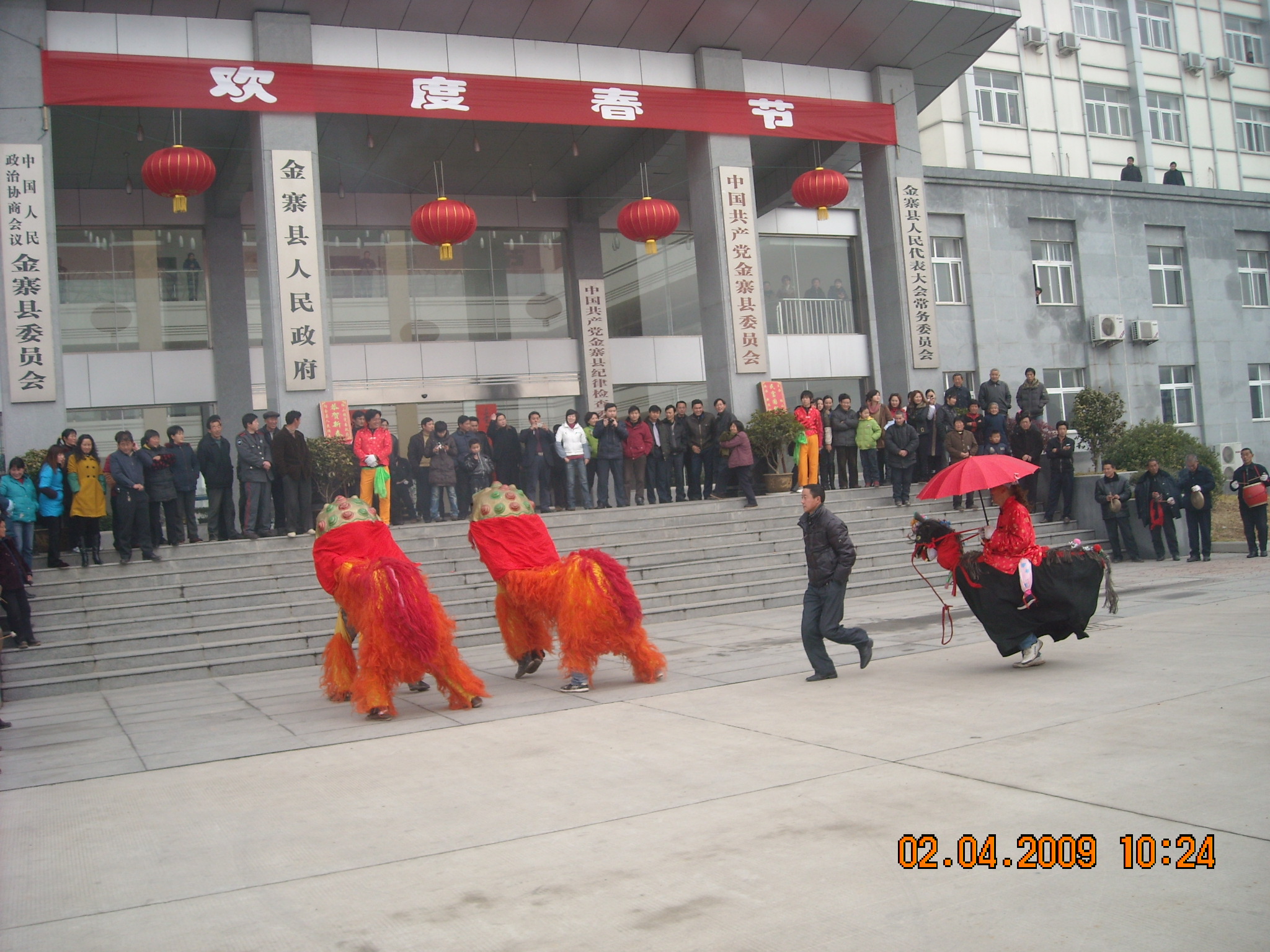 狮子小毛驴都给县政府拜年
