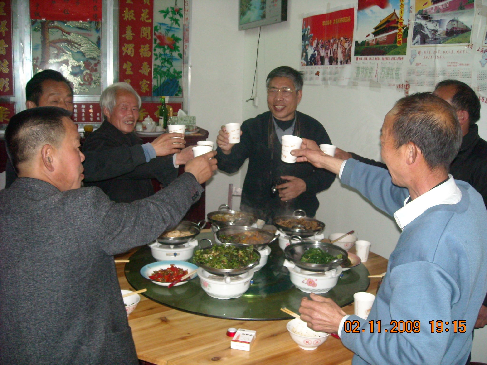 大家共同举杯祝汪氏家族兴旺发达