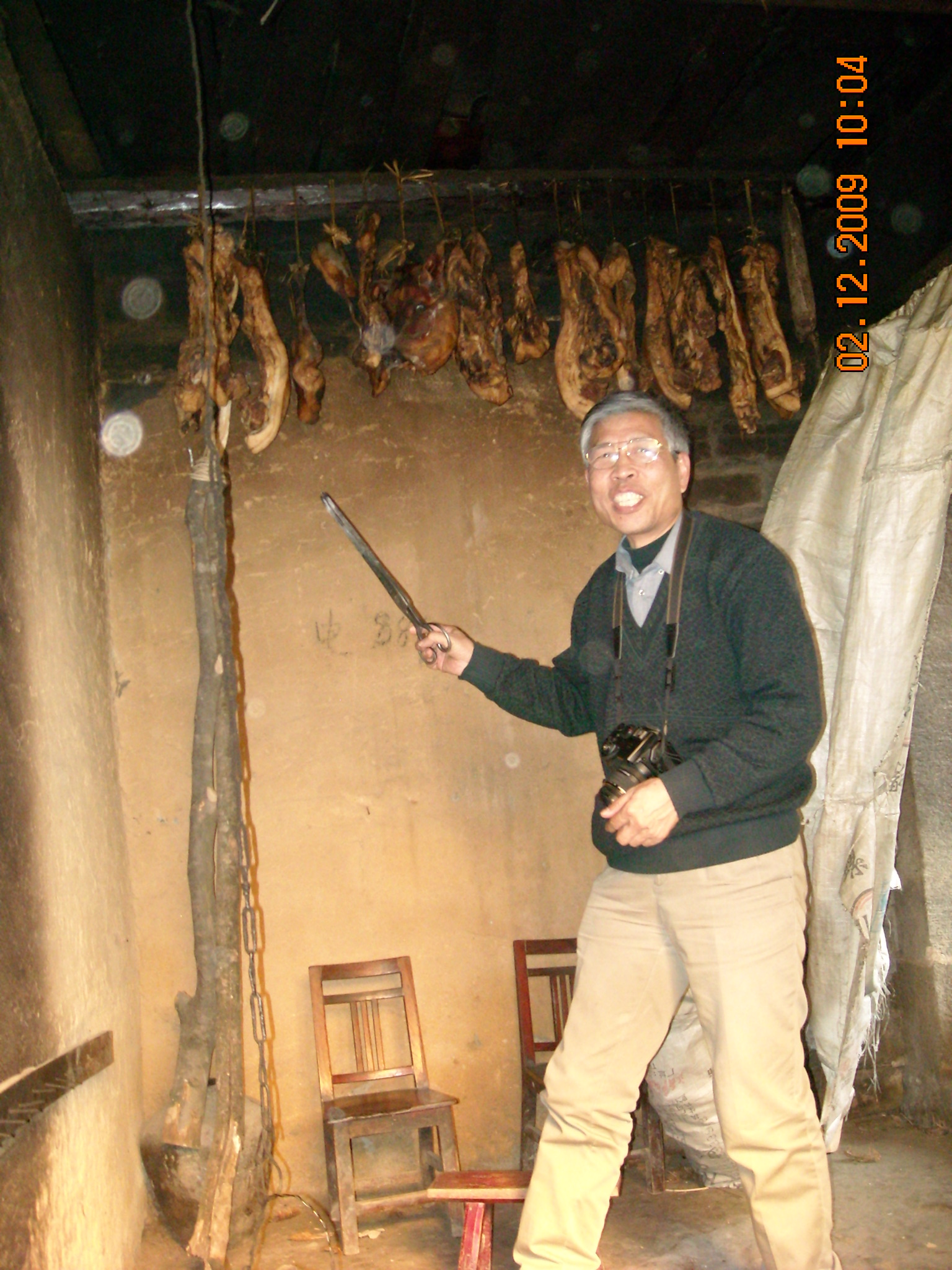 教授真想吃山里野莱熟食喂得猪肉，此腊肉经烟熏了特到好吃