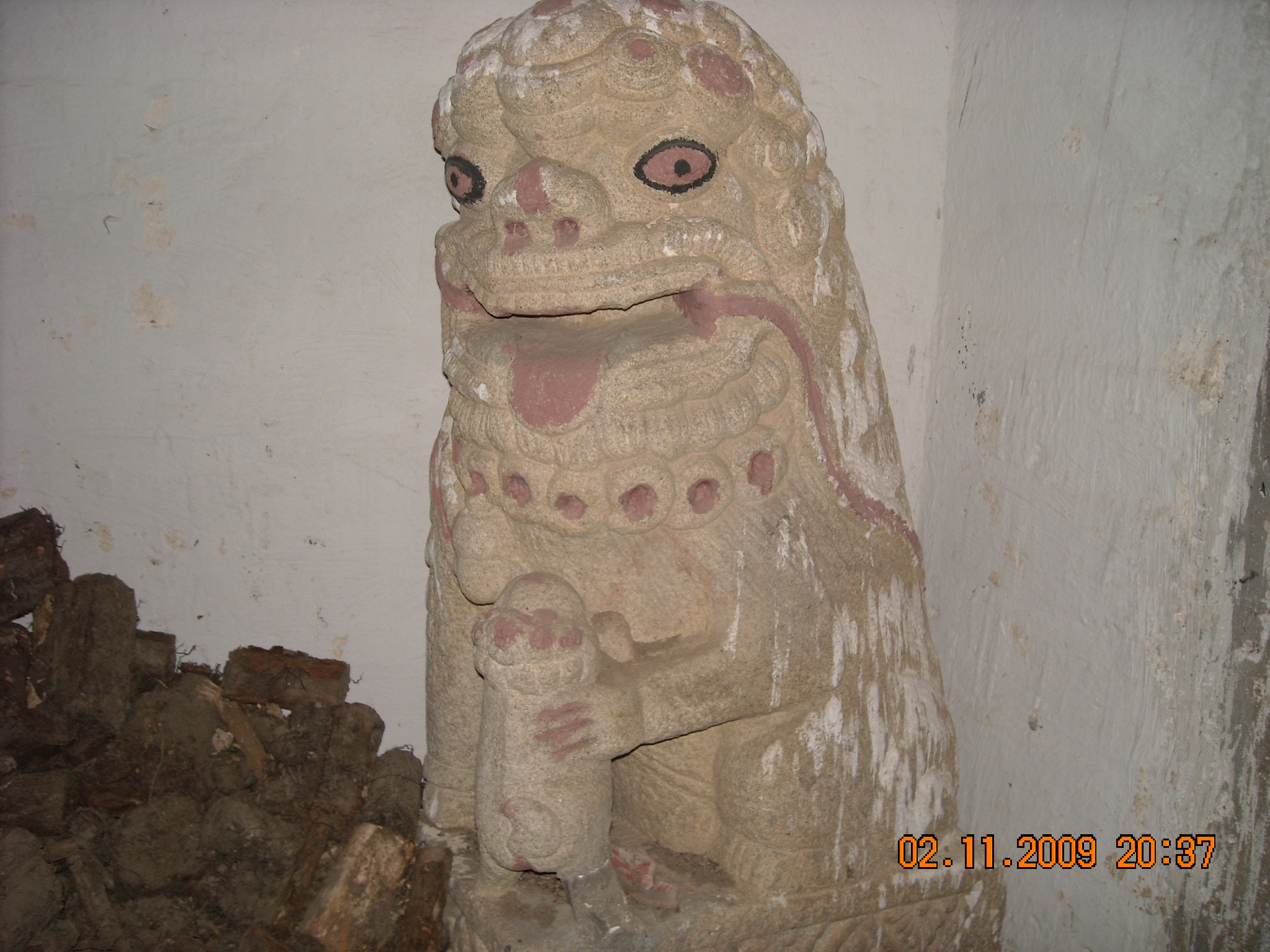 汪家祠堂大门口母狮子抱着小狮子