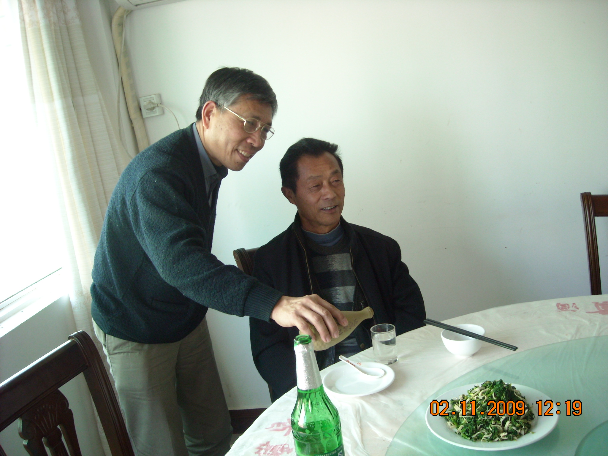 教授文华给立品倒酒