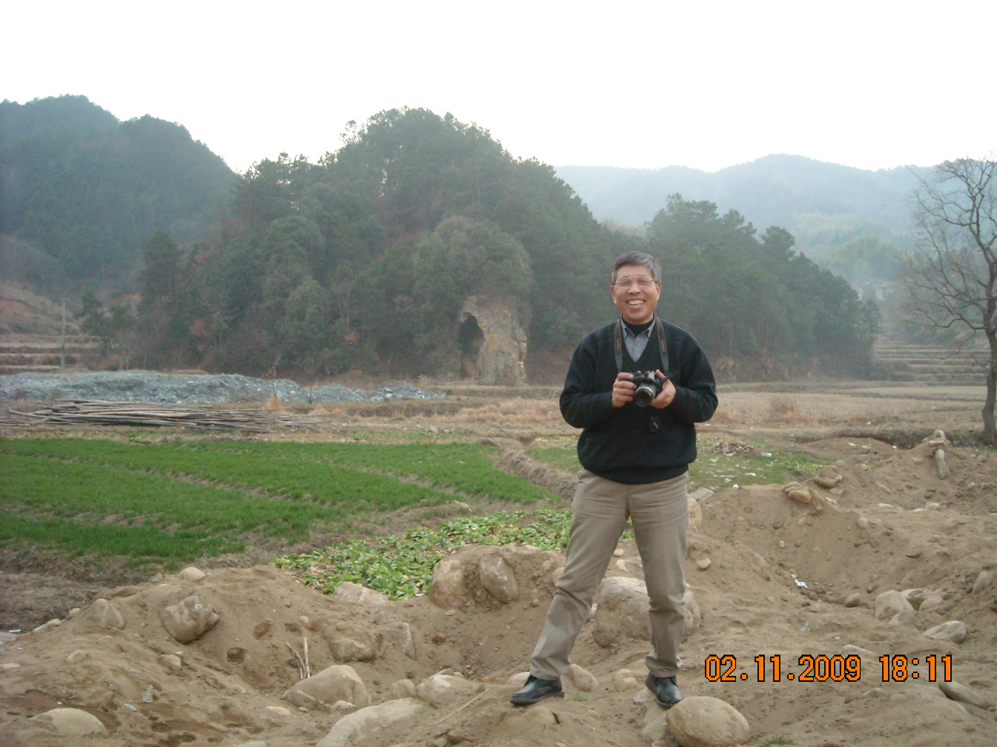 文华在象鼻石前笑得多开心那