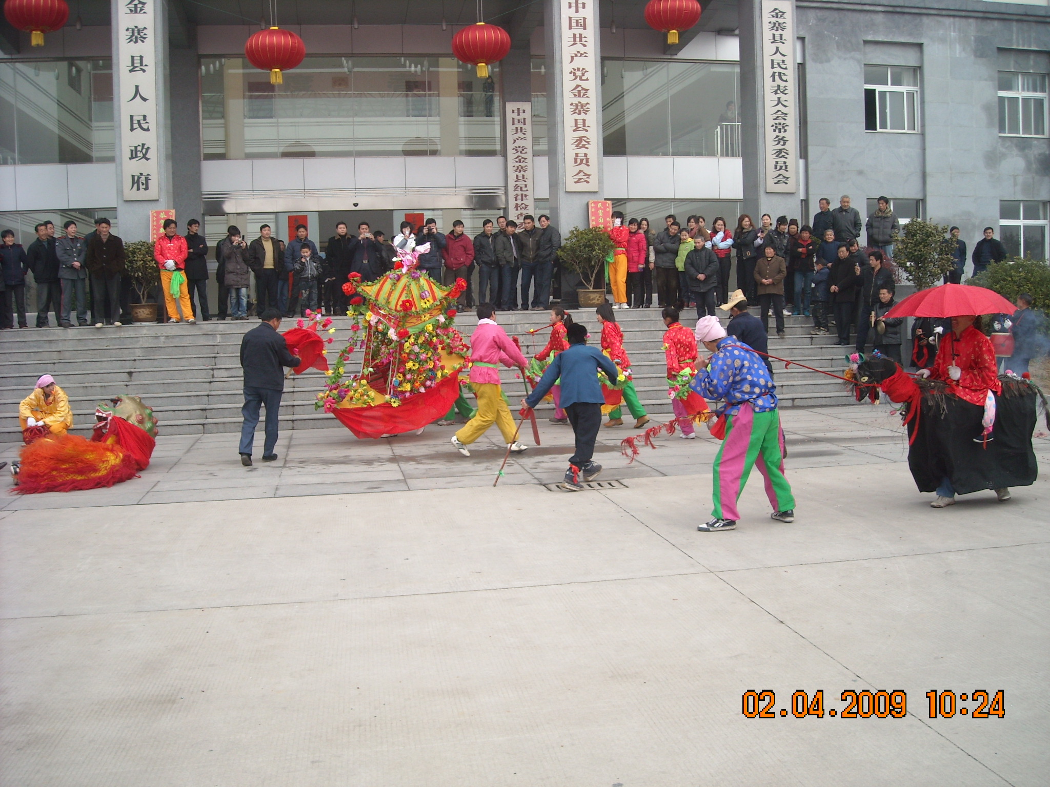 狮子花船小毛驴在一起表演