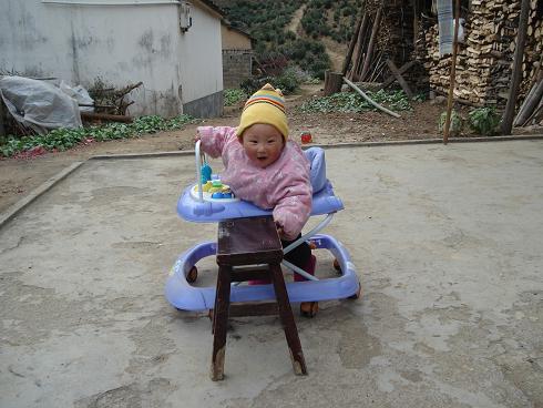 推着板凳跑是他喜欢做的事