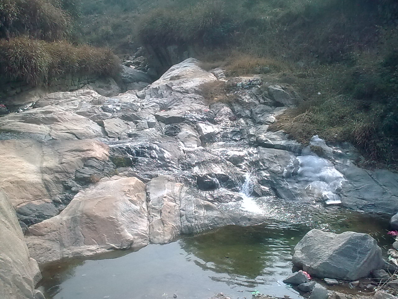 屋后小河中的石潭