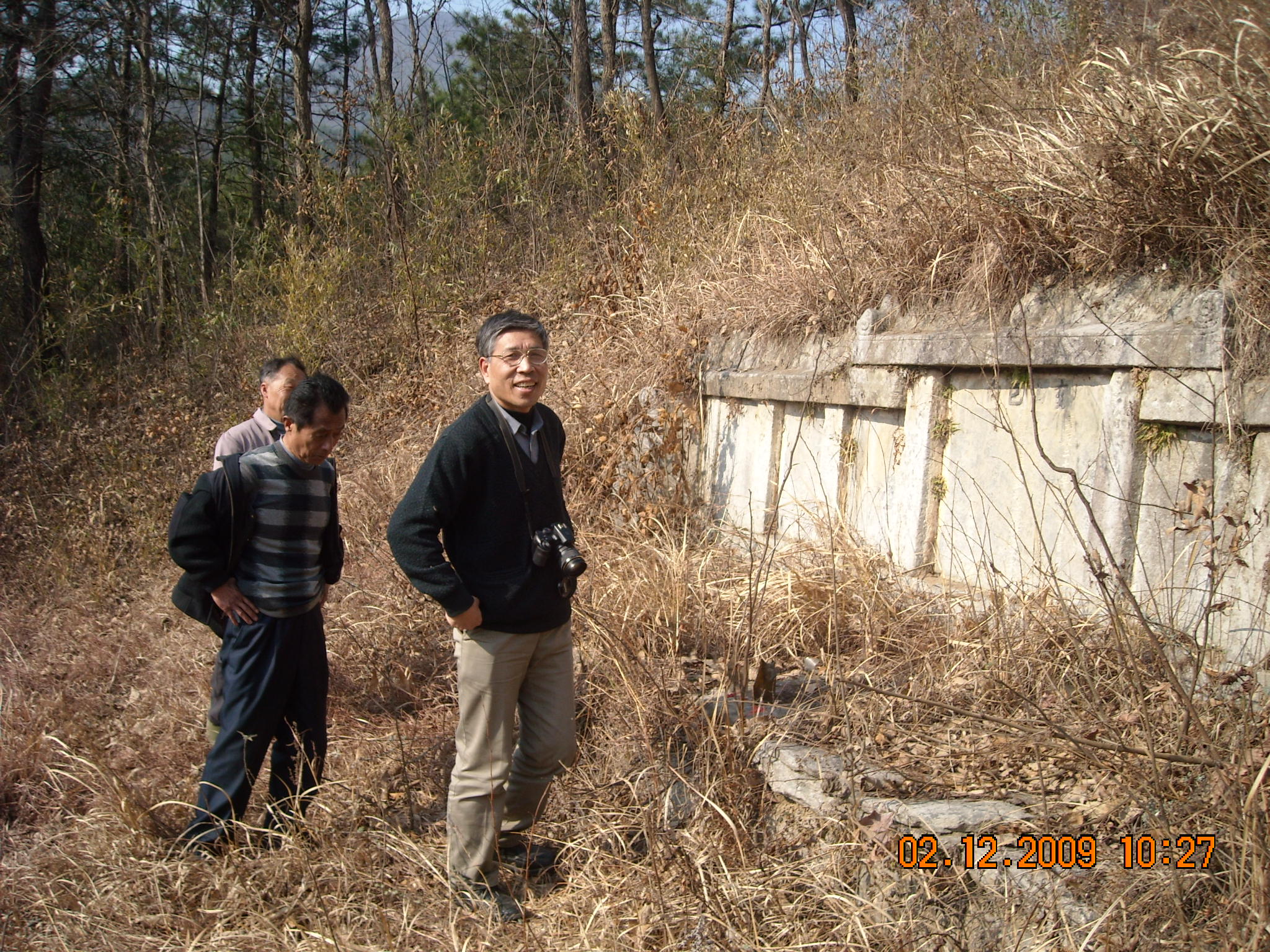 武汉大学教授汪文华在汪维桢墓前