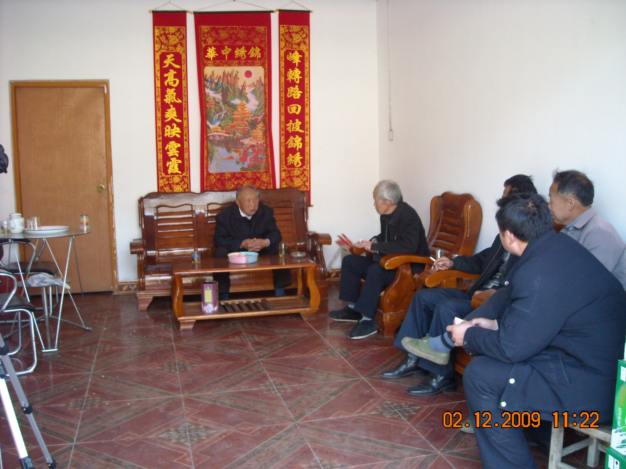 大家都在听汪嘉芳[84岁]先生讲当年汪维帧得故事，他们就有八俊公义门汪氏宗谱