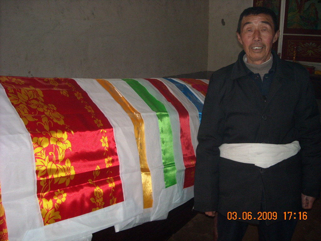 绪才老人胞侄汪华文[今年73岁]介绍了汪氏姑娘们敬献锦被！