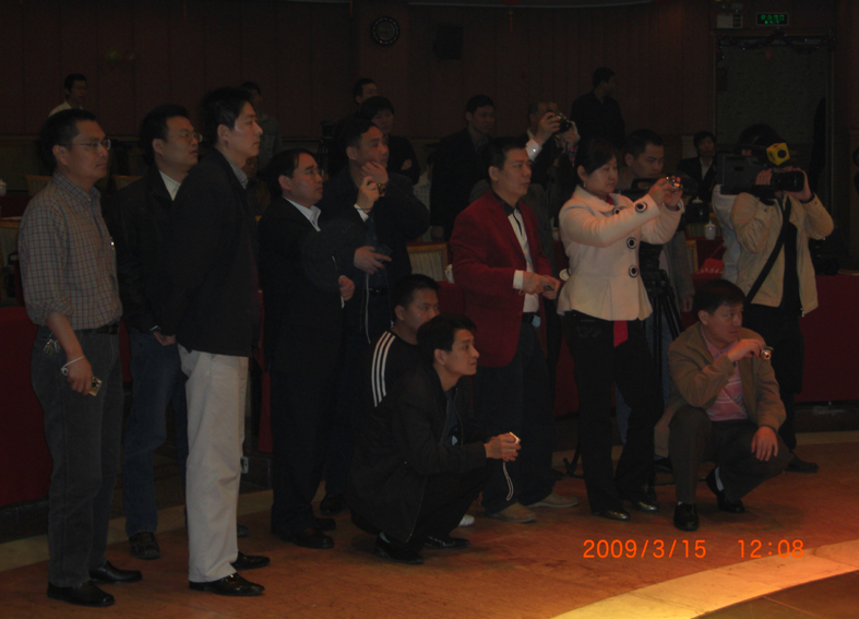 众多本家在会场上抢拍纪念镜头