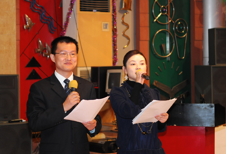 主持人谢军先生和苏荧荧小姐
