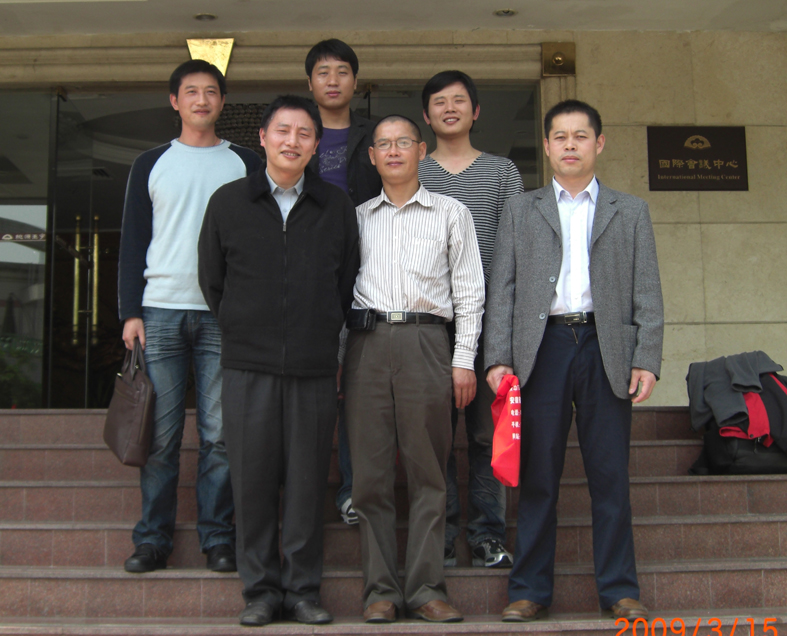 汪庆丰（大风）（前排左一）、汪俊（前排中）和部分宗亲在一起合影