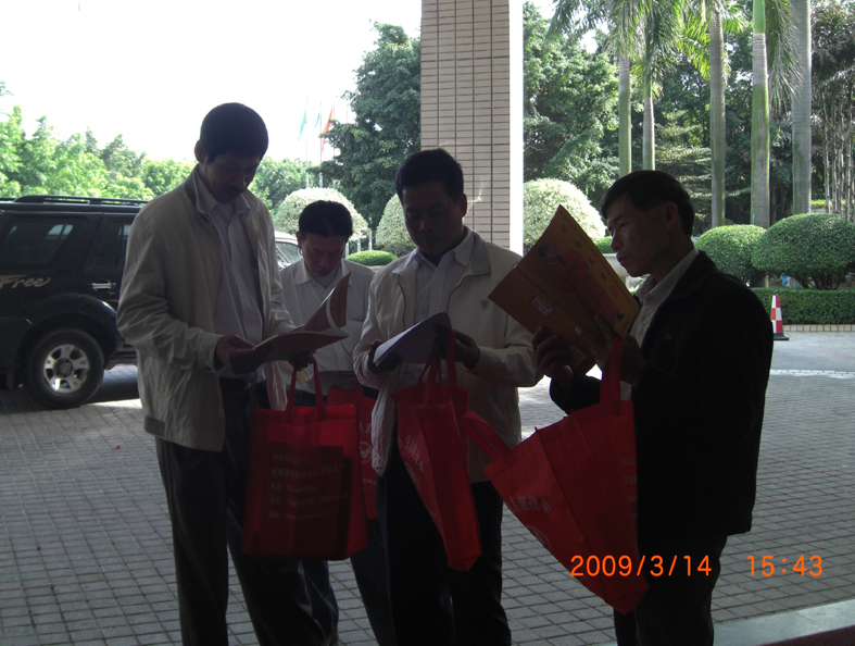 与会本家拿到《汪华文化研究会成立大会纪念文集》就爱不释手