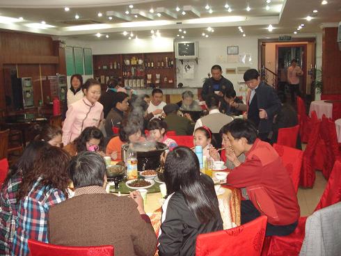 合肥代表团于09.4.3下午一点乘大巴从合肥出发，六点到达歙县