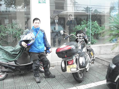 汪采宏，于4月3日半夜骑摩托从合肥出发，经过8个小时到达歙县于大家汇合