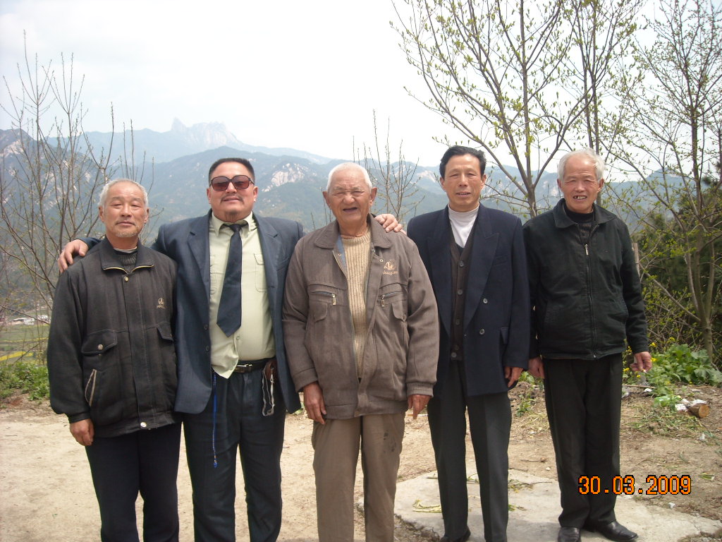 中午12点在潜山太柱山下金寨越国堂一行五人留影