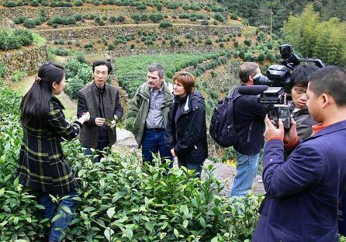 外国茶商到木岭后参观考察芳生茶叶基地，正对我们的是汪芳生的儿子汪徽州