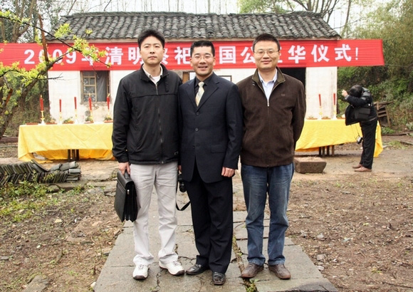 黄山汪华研究会利锋本家和宗亲们合影。