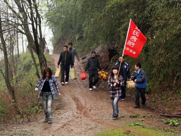 合肥的宗亲首先来到王墓现场。