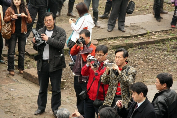 各路采访记者和本家代表。