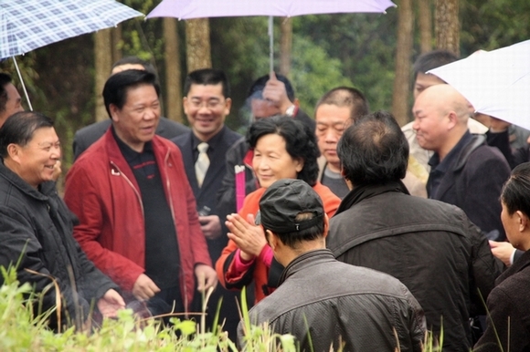 承兴会长和各地来的本家交流。
