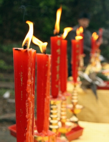 燃烧的大红蜡烛。