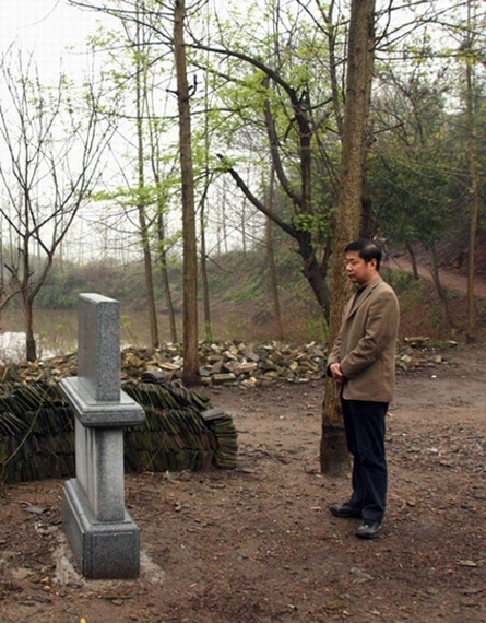 歙县县委程副书记在观看新立的石碑