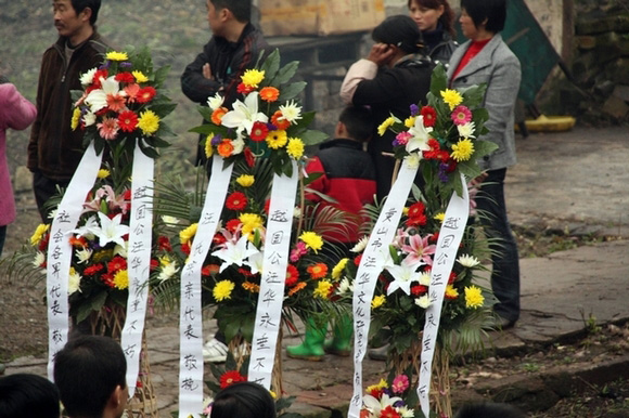 参加祭祀的各方代表敬献的花蓝。　