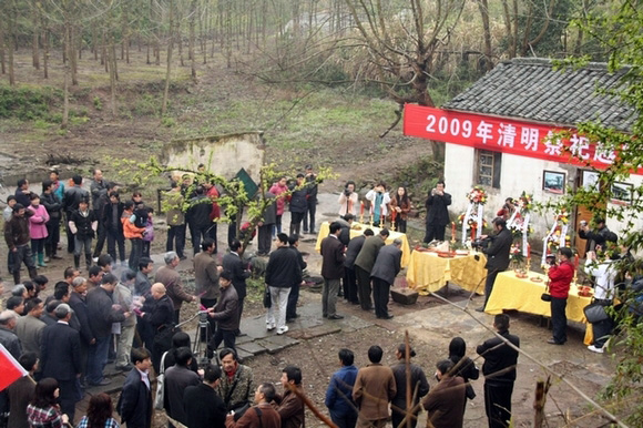 现场祭拜开始。