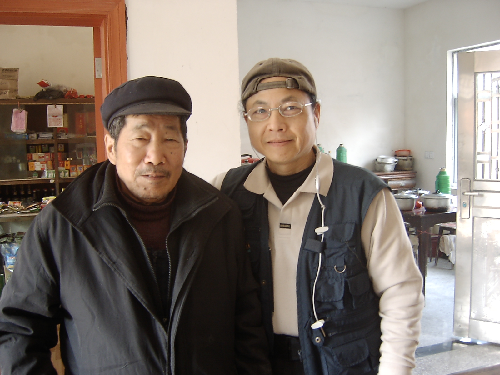 與汪立貴本家合影