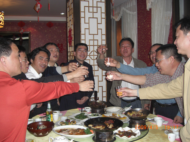 在黄山的最后晚宴。看出来有些人有些高了。他应该是电白观珠镇磻坑（茂名汪氏始迁地）的茂培书记