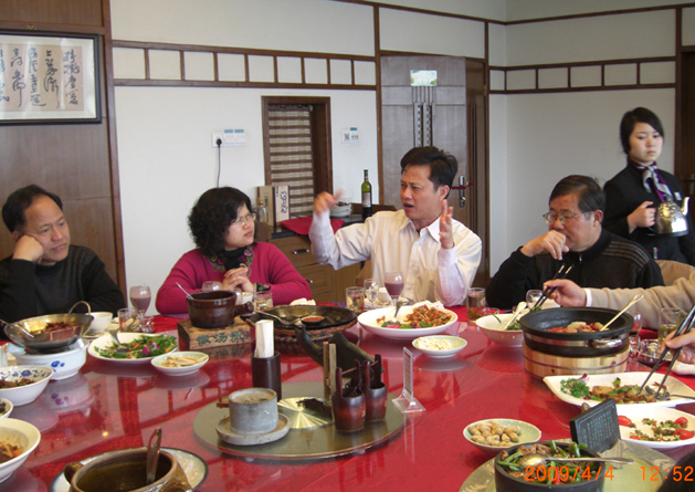 酒席上科元老总谈到高兴处——左起徽学专家汪大白教授、昭梅、科元和怡民秘书长