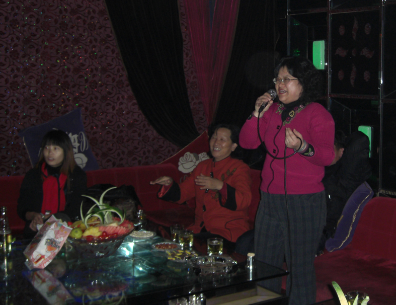 昭梅妹妹晚上在歌厅中尽情放歌