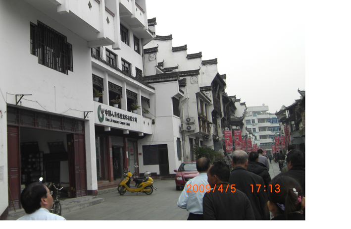 老街上人头涌动