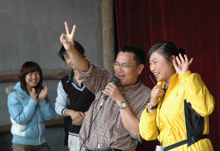 东红与美女导游一起欢歌