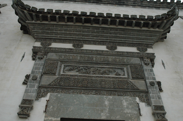 潜口民居的门楼。典型的徽派建筑风格。具有很高艺术价值的徽派砖雕艺术。