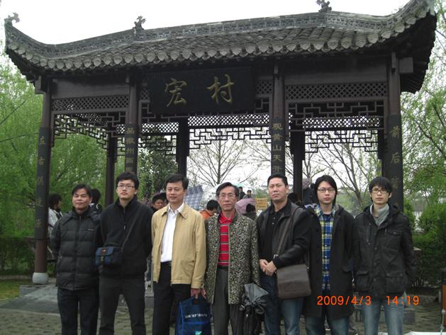太源、清源、科元和公子们在宏村门前留个影