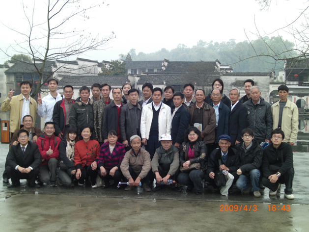 在南湖前留个影