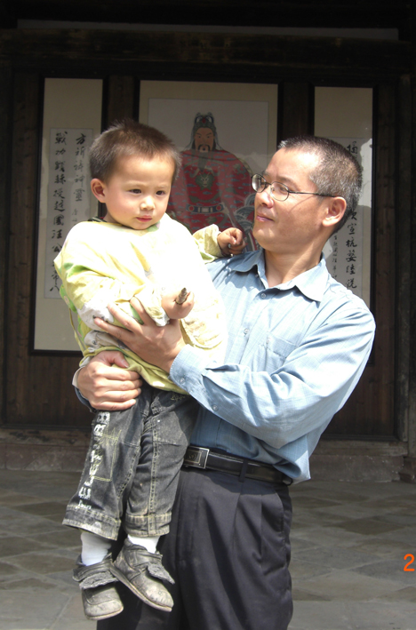 汪俊和当地汪家的小朋友在太子庙前