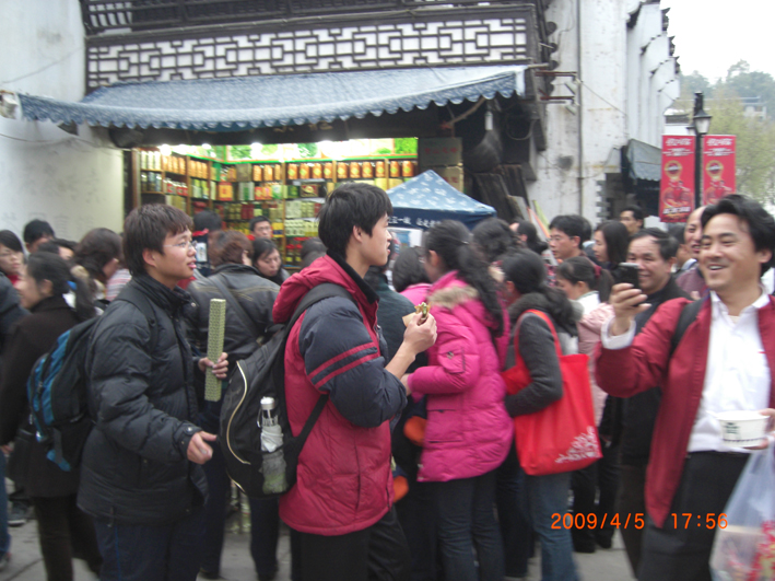 从这个拥挤的场面可以看出汪一挑馄饨的影响。可真是老街一景观