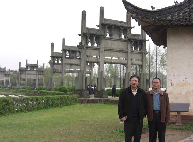 庆丰鱼汪俊在棠樾牌坊群前