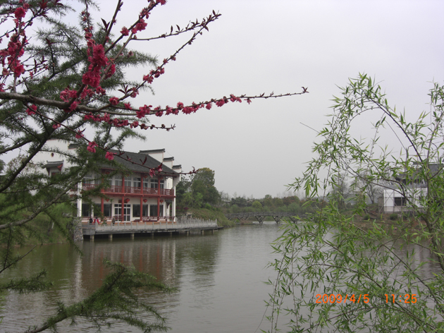 鲍家花园内的人工湖