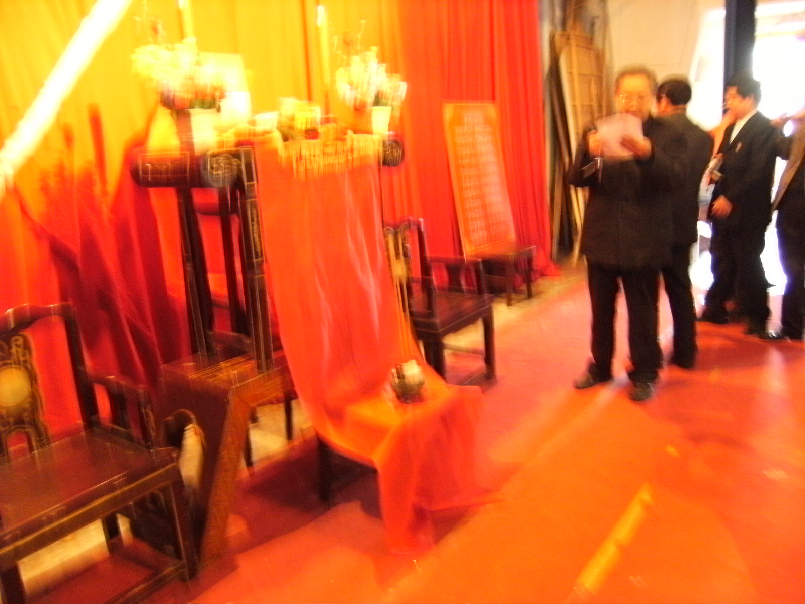 学恒先生宣读十献礼词