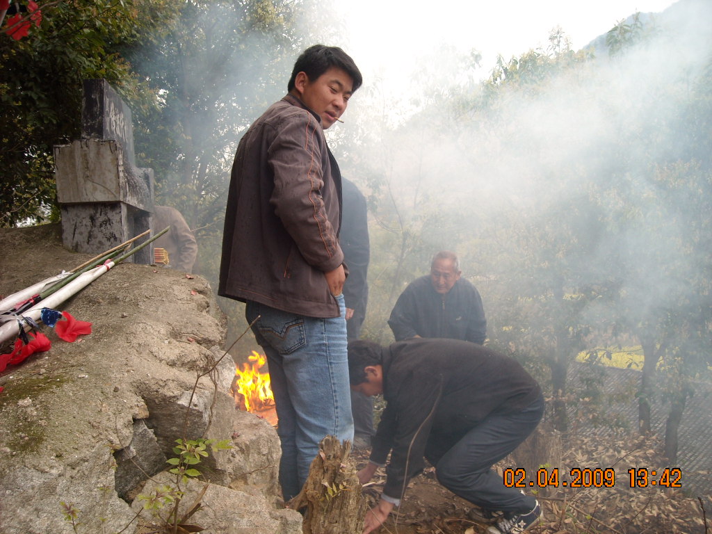 我86世祖荣清公墓前