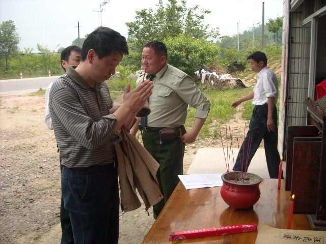 贵章、步胜在给老谱烧香祭拜