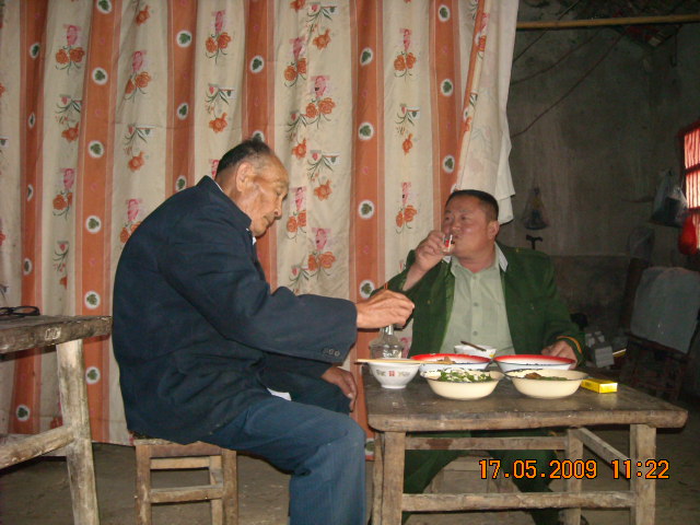 咱叔俩边喝酒边说家族之事