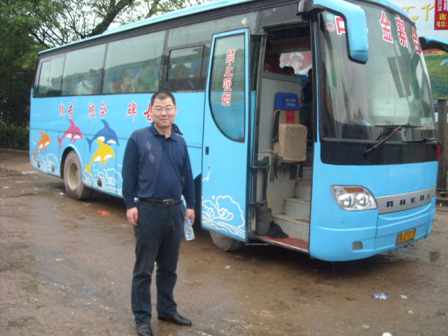 五月二日清晨六点钟德海要回合肥处理业务之事坐上古碑开往合肥大巴回合肥